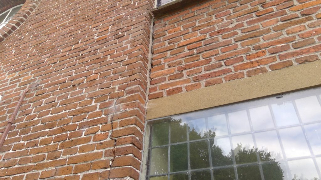 Kerk in Nieuwe Pekela - fundering verzakt Kerk in Nieuwe Pekela - fundering verzakt